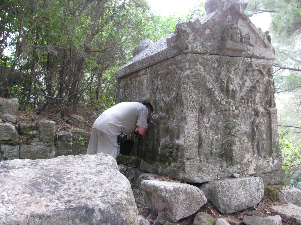саркофаг в древнем городе Олимпос